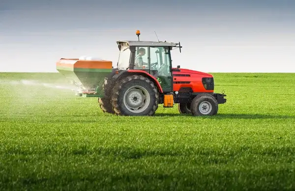 depositphotos_100282274-stock-photo-tractor-fertilizing-in-field pulverizacion variable en cordoba agricultura de precision